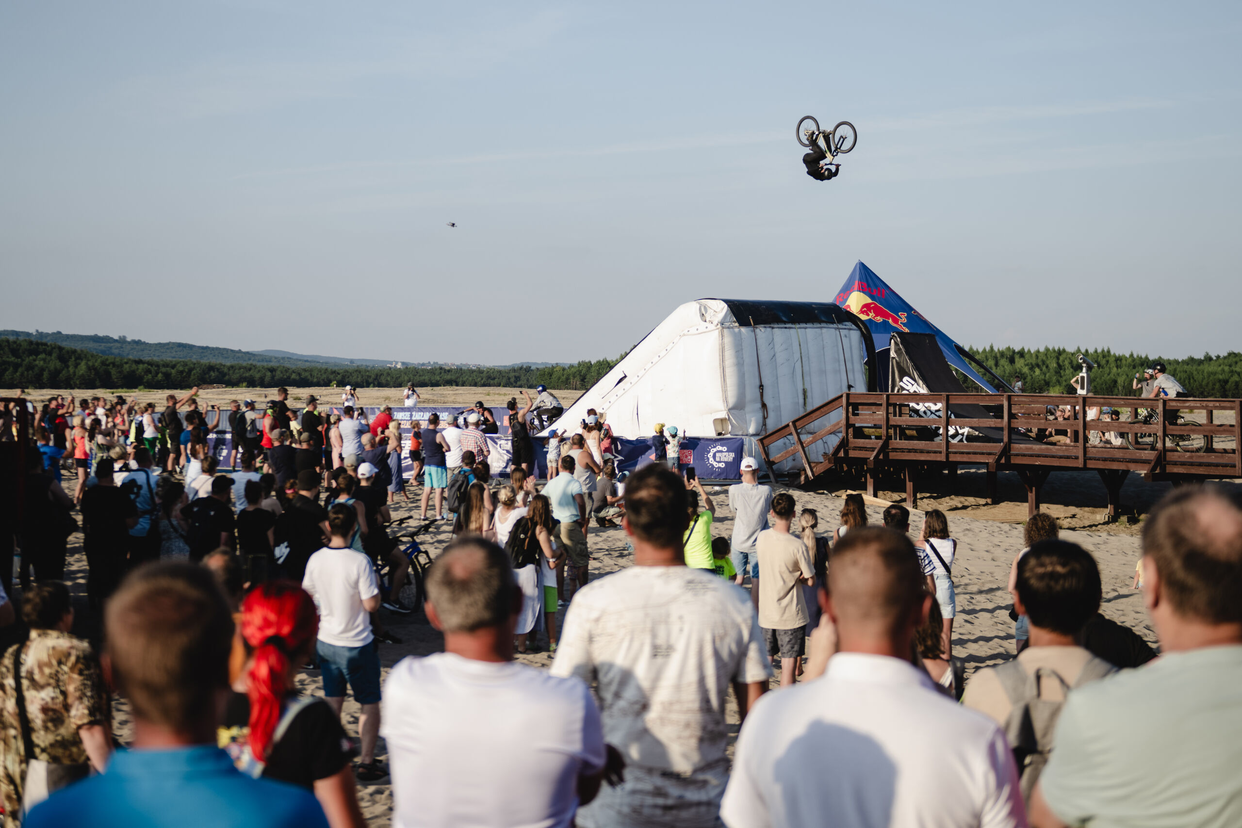 Pokazy skoków rowerowych na pustyni